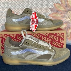 Vans WMNS Evdnt Ultimate
(Deuce) Timberwolftavrtine
VN0A5DY78Z8
Sneakers
